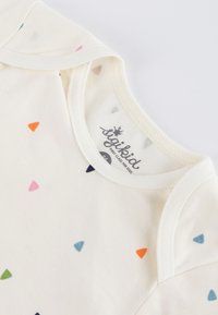 Baumwolloberteil für Kinder mit Rundhalsausschnitt, cremefarbenem Hintergrund und bunten Dreiecksmustern in Orange, Rosa, Blau und Grün. Waschmaschinengeeignet.