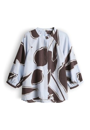 Camicia azzurro chiaro con stampa floreale astratta oversize marrone scuro, scollo rotondo, davanti con bottoni e maniche 3/4 con polsini.