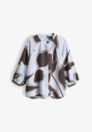 Lichtblauwe blouse met oversized donkerbruine abstracte bloemenprint, ronde hals, knopen vooraan en driekwartmouws met manchetten.