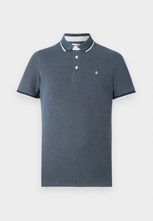 Polo azul de manga corta con ribete blanco en el cuello y las mangas, dos botones y un pequeño logo blanco en el lado izquierdo del pecho.