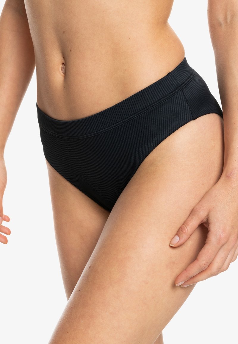 Čierne vysoké bikiny s pásom vyrobené z štruktúrovanej rebrovanej látky, s hladkým elastickým pásom a elegantným, minimalistickým dizajnom.