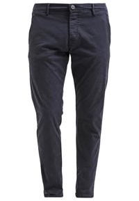 Pantalon slim pour homme de couleur bleu marine foncé, avec fermeture à bouton et zip à l'avant, passants pour ceinture et poches latérales, présenté sur un fond blanc.