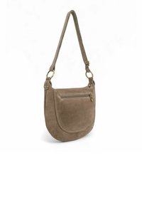 Sac à main en daim taupe, présentant un design incurvé, une bandoulière ajustable et une poche zippée à l'avant avec des accents en métal doré.
