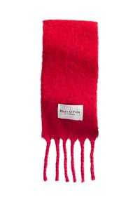 Roter Wollschal mit Fransenenden, versehen mit einem gewebten Etikett, das "Marc O'Polo" und "Est. in Stockholm" trägt. Weiche Textur.