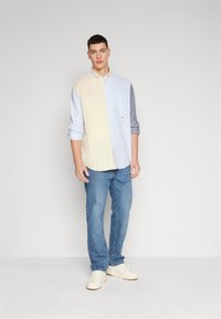 Tommy Hilfiger SOLID OXFORD BLOCKING SHIRT - Ing - yellow/multi