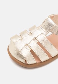UGG KOLDING METALLIC Sandals metallic/gold-coloured Zalando
