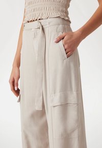 Guess RELAXED FIT - Cargobroek - beige