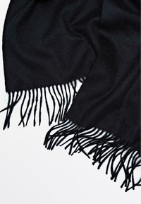 Écharpe en polaire noire dotée d'une texture douce, de franges sur les bords et d'un design simple et classique.