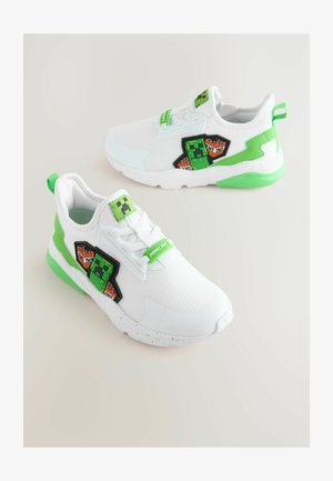 Balti sportiniai bateliai su žaliais akcentais, orui pralaidus viršus, tekstūruotas padas ir juodos Minecraft tema dekoruotos detalės šonuose bei liežuvėlyje.