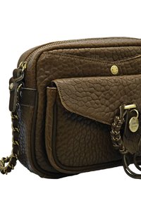 Sac en cuir brun texturé à bandoulière avec poche avant à rabat, chaîne dorée, et tag rond doré "mila louise Paris" ainsi qu'un bouton.