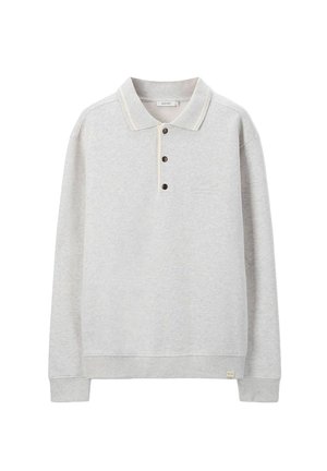 Polo gris en tissu doux avec un col, patte de boutonnage à cinq boutons, et logo brodé discret sur la poitrine.