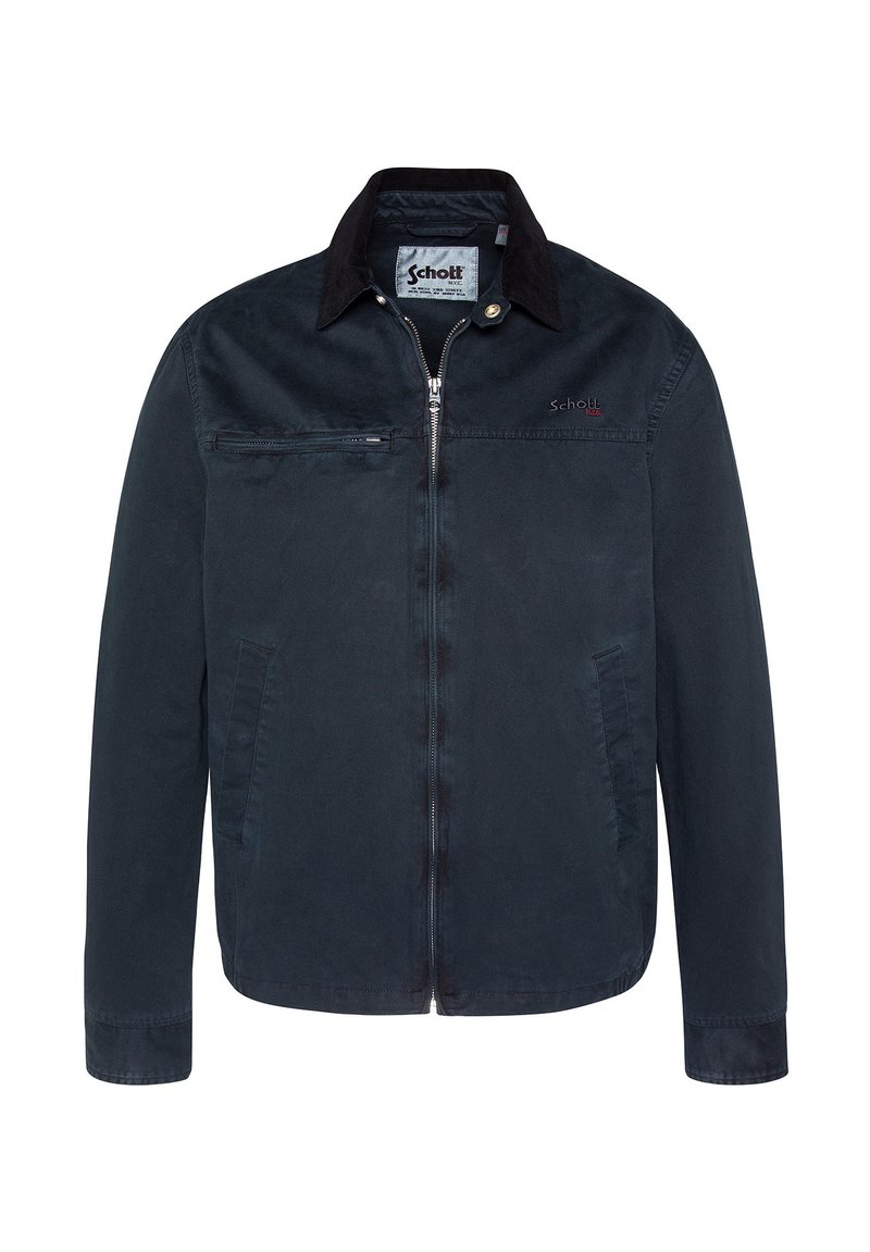 Chamarra de algodón azul marino con cierre frontal, cuello negro en contraste, dos bolsillos laterales y un bolsillo de pecho con cremallera. Presenta un branding sutil.
