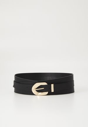 Cinturón de cuero negro con una textura suave, que presenta una hebilla de metal dorado y un diseño de doble correa para agregar detalles.