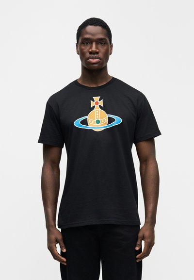 Μαύρο βαμβακερό t-shirt με κεντρικό γραφικό ενός κίτρινου και μπλε πλανήτη με πορτοκαλί σταυρό, σε απλό λευκό φόντο.