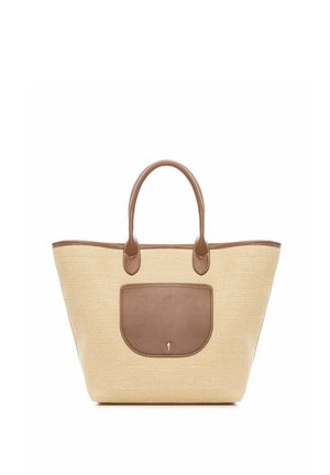 Beżowa pleciona torba typu tote z brązowymi skórzanymi uchwytami i przednią kieszenią, prostokątnym dnem oraz przestronnym, otwartym wierzchem.