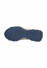Sole di scarpa sportiva con una base in gomma blu navy caratterizzata da un motivo testurizzato di piccoli perni e scanalature per la trazione, accompagnata da una intersuola color tan.