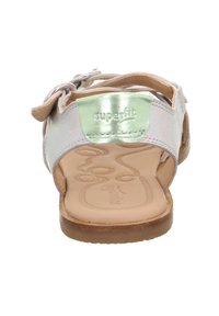 Sandalo argento e beige con fibbia regolabile, soletta imbottita, suola texturizzata e logo in rilievo sulla cinghia posteriore.