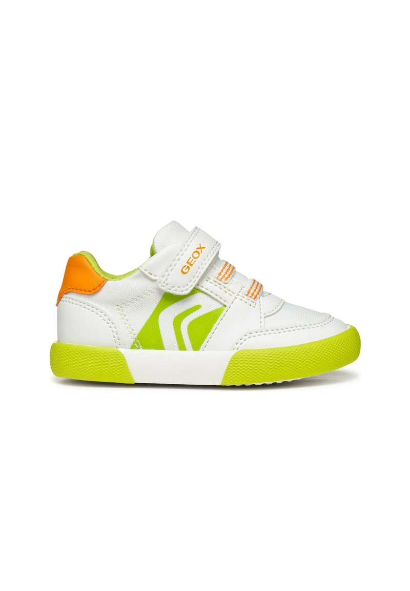 Baskets blanches avec accents verts, talon orange et lacets rayés orange. Elles présentent une surface en cuir lisse et une semelle en caoutchouc.