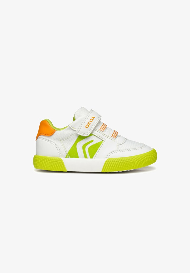 Baskets blanches avec accents verts, talon orange et lacets rayés orange. Elles présentent une surface en cuir lisse et une semelle en caoutchouc.