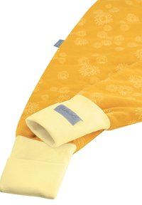 Gelbe Ofenhandschuhe mit floralem Muster, aus Baumwolle gefertigt. Verfügt über einen weichen, cremefarbenen Bund und ein Markenlabel in Hellblau.