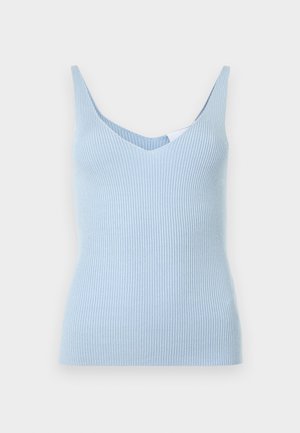 Top de tirantes acanalado azul claro con un escote en V profundo y tirantesanchos, hecho de un material suave y elástico. Presenta una silueta ajustada.