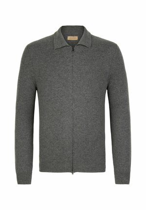 Szary kardigan zapinany na zamek, wykonany z miękkiej wełny, z kołnierzem, długimi rękawami i kieszenią na piersi. Posiada prążkowane mankiety i dół.