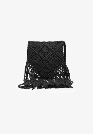 Sort makramé taske med diamantmønstre og lange frynser på hvid baggrund.