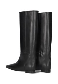 Zwarte leren laarzen tot de knie met puntige neuzen en lage platte hakken, zij aan zij geplaatst op een witte achtergrond.