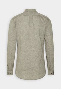 Camisa de manga larga en tejido de lino gris claro, con cuello abotonado y puños con botón. Pliegue en la espalda para un ajuste relajado.