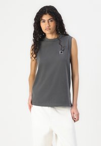 Top grigio in cotone senza maniche con collo alto e patch con logo, caratterizzato da una vestibilità comoda e una texture liscia. Adatto per l'abbigliamento casual.