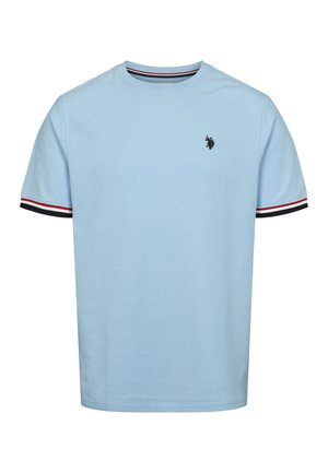 Světlé modré bavlněné tričko s kulatým výstřihem, krátkými rukávy a černými a červenými pruhovanými detaily na rukávech. Malé logo na hrudi.