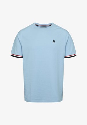 Hellblaues Baumwoll-T-Shirt mit Rundhalsausschnitt, kurzen Ärmeln und schwarz-roten Streifen an den Ärmeln. Kleines Logo auf der Brust.