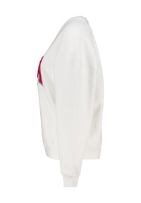 Felpa bianca dal taglio relaxed, con orlo e polsini a costine, e un grande logo rosso sul davanti. Tessuto morbido con minima texture.