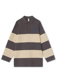 Langärmliges Poloshirt in dunkelgrau und beigen Streifen, mit klassischem Kragen und blauer gestickter Verzierung auf der Brust.
