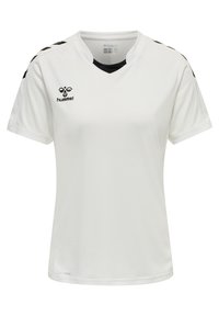 Camiseta deportiva de manga corta blanca con el logo negro de hummel en el pecho y rayas en forma de chevron negras en los hombros.