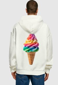 Hvid hættetrøje med et stort, farverigt isvaffelgrafik på ryggen, der viser en vaffelcone og snoede pastelfarver.