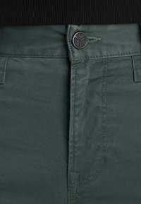 Unselected, dark slate