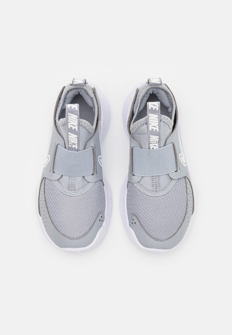 Grau Sport-Schuhe mit einem Obermaterial aus Stoff, elastischem Riemenverschluss und weißer Gummisohle. Verfügt über ein strukturiertes Design und Logo-Akzente.