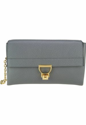 Clutch in pelle grigia con finitura testurizzata, dotata di una chiusura in metallo dorato e di una tracolla a catena. Forma rettangolare, design minimalista.