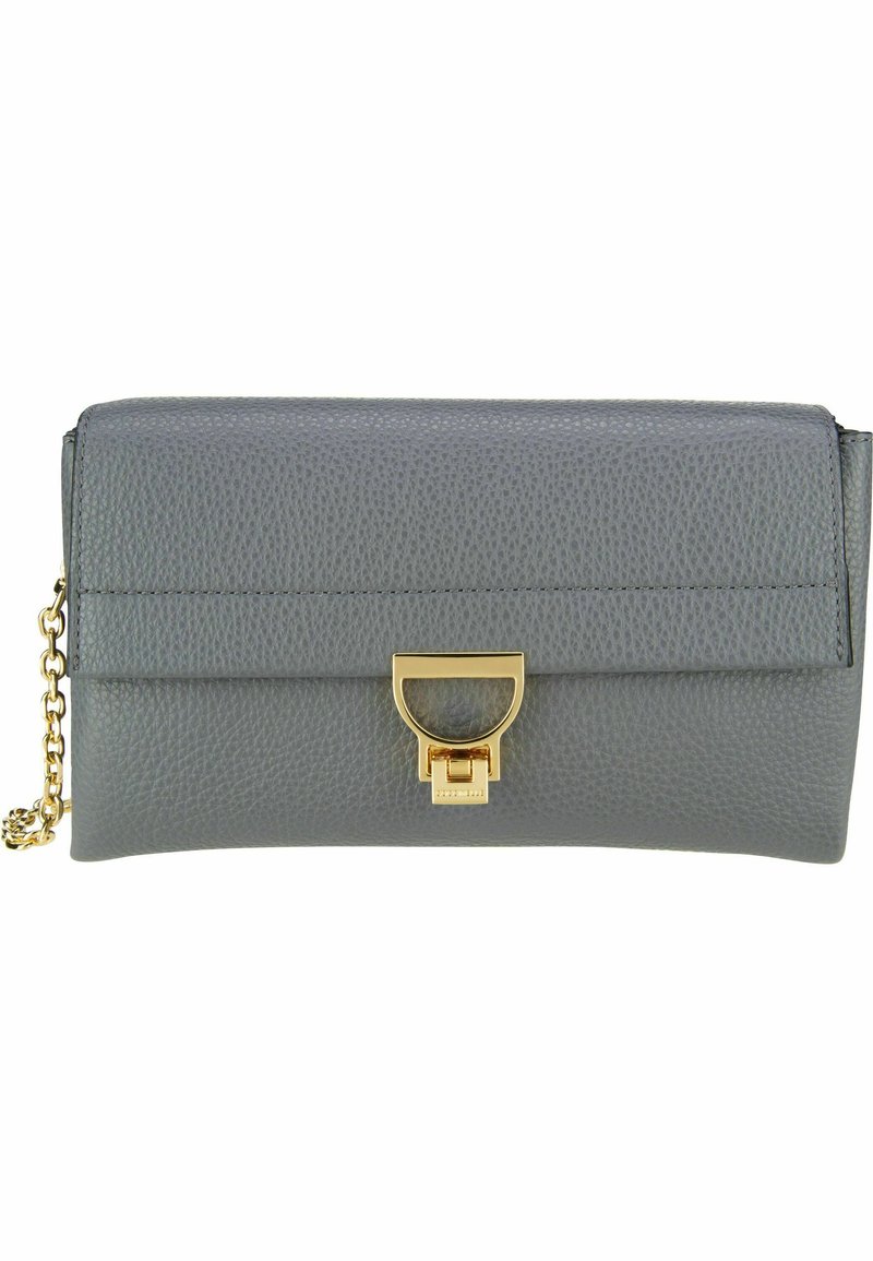 Szara skórzana kopertówka o teksturowanym wykończeniu, z zapięciem w kolorze złotym i łańcuszkowym paskiem. Prostokątny kształt, minimalistyczny design.