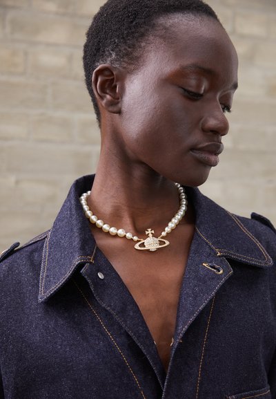 Vivienne Westwood ONE ROW PEARL BAS RELIEF złoty