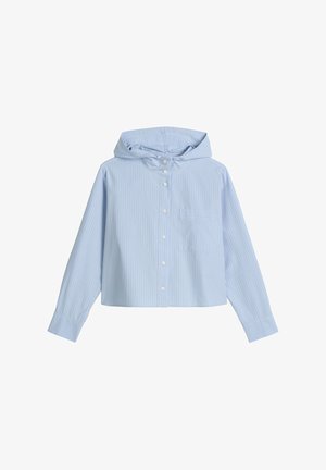 Krótkie koszula zapinana na guziki z kapturem, w jasnoniebieskie i białe pionowe paski, z kieszonką na piersi i długimi rękawami zakończonymi zapięciem na guziki.