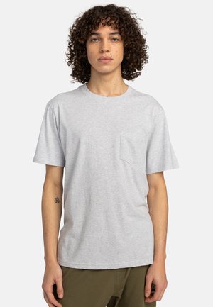 Grå bomulds t-shirt med korte ærmer, rund hals og en lille brystlomme. Enkel design med en blød tekstur.