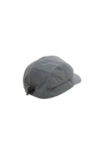 Gorra gris con un diseño redondeado, hecha de un tejido texturizado. Presenta una visera corta y un ajuste por toggles en la parte trasera. Estilo simple y funcional.