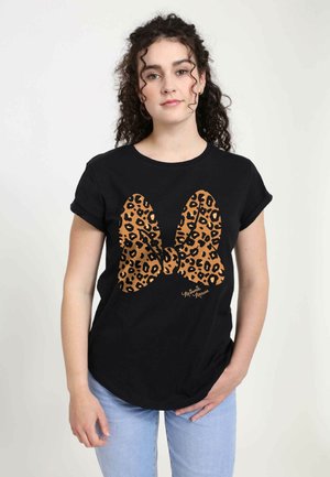 T-shirt noir à manches courtes avec un grand graphique de nœud en imprimé léopard marron et noir. Tissu doux, coupe décontractée et encolure ronde.
