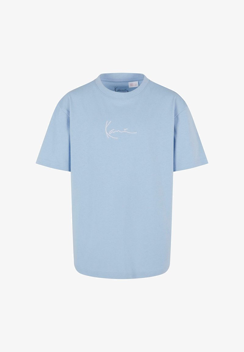 Šviesiai mėlynas medvilninis marškinėlis su apvalia iškirpte ir trumpomis rankovėmis. Ant priekinės pusės yra balta parašo logotipas. Tiesus apatinis kraštas.