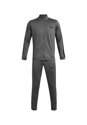 Chándal atlético gris hecho de material suave y ligero. Presenta una chaqueta con cremallera y pantalones a juego con franjas laterales y acentos de logo.