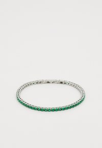 Pulsera en tono plateado que presenta una serie de piedras preciosas verdes dispuestas en un diseño con engaste, con una textura suave y un cierre de gancho seguro.