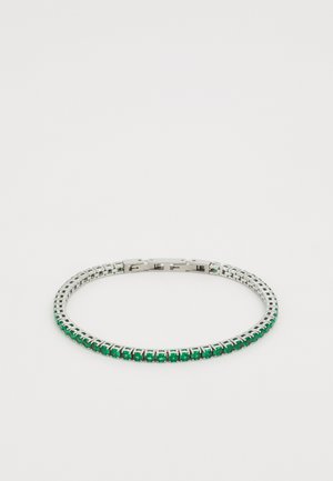 Ezüst színű karkötő, amely zöld drágakövekből áll, pronggal rögzített kialakítással, sima felülettel és biztonságos csattal.