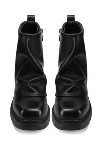Stivali neri alla caviglia in pelle liscia, caratterizzati da un design arricciato, punta rotonda e suola testurizzata con dettagli di cucitura.